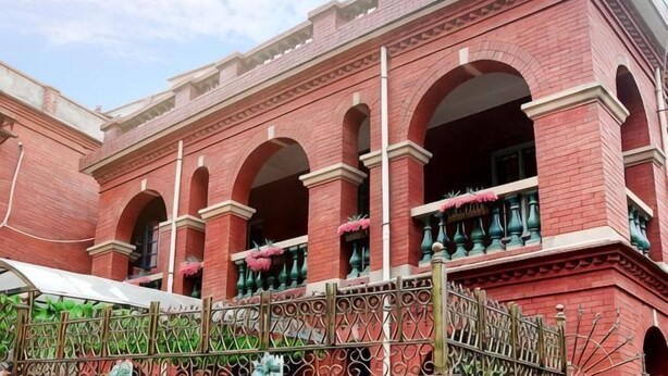 A red brick building with arched windows and a balcony. - Fuxing No. 10 Hotel (Xiamen)