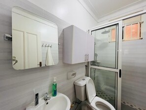 Luxury Apartment, Balcony | Bathroom - Hillz furnished Apartments  (Kampala)