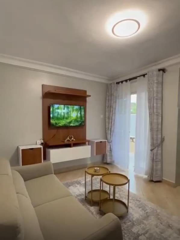 Apartemen Mewah, balkon | Area keluarga | Smart TV 48-inci dengan saluran TV digital dan Netflix