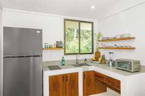 Fridge, oven, stovetop, coffee/tea maker