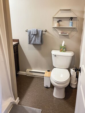 Een douche, een haardroger, handdoeken, zeep