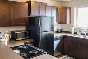 Jääkaappi, mikroaaltouuni, uuni, liesi