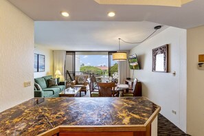 TV - Spacious 2 Bed with Views! (Lahaina)