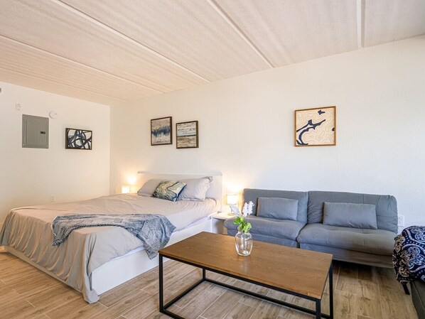 1 bedroom, desk, WiFi