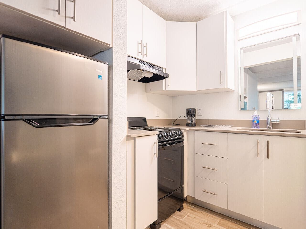 Cookware/dishes/utensils, dining tables