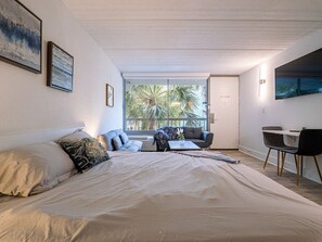 1 bedroom, desk, WiFi