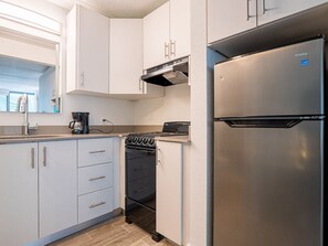 Kühlschrank, Mikrowelle, Wasserkocher mit Kaffee-/Teezubehör