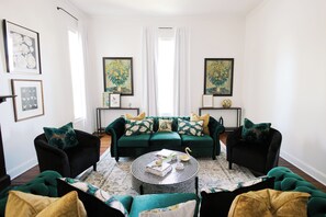 Smart-TV, peis og bøker