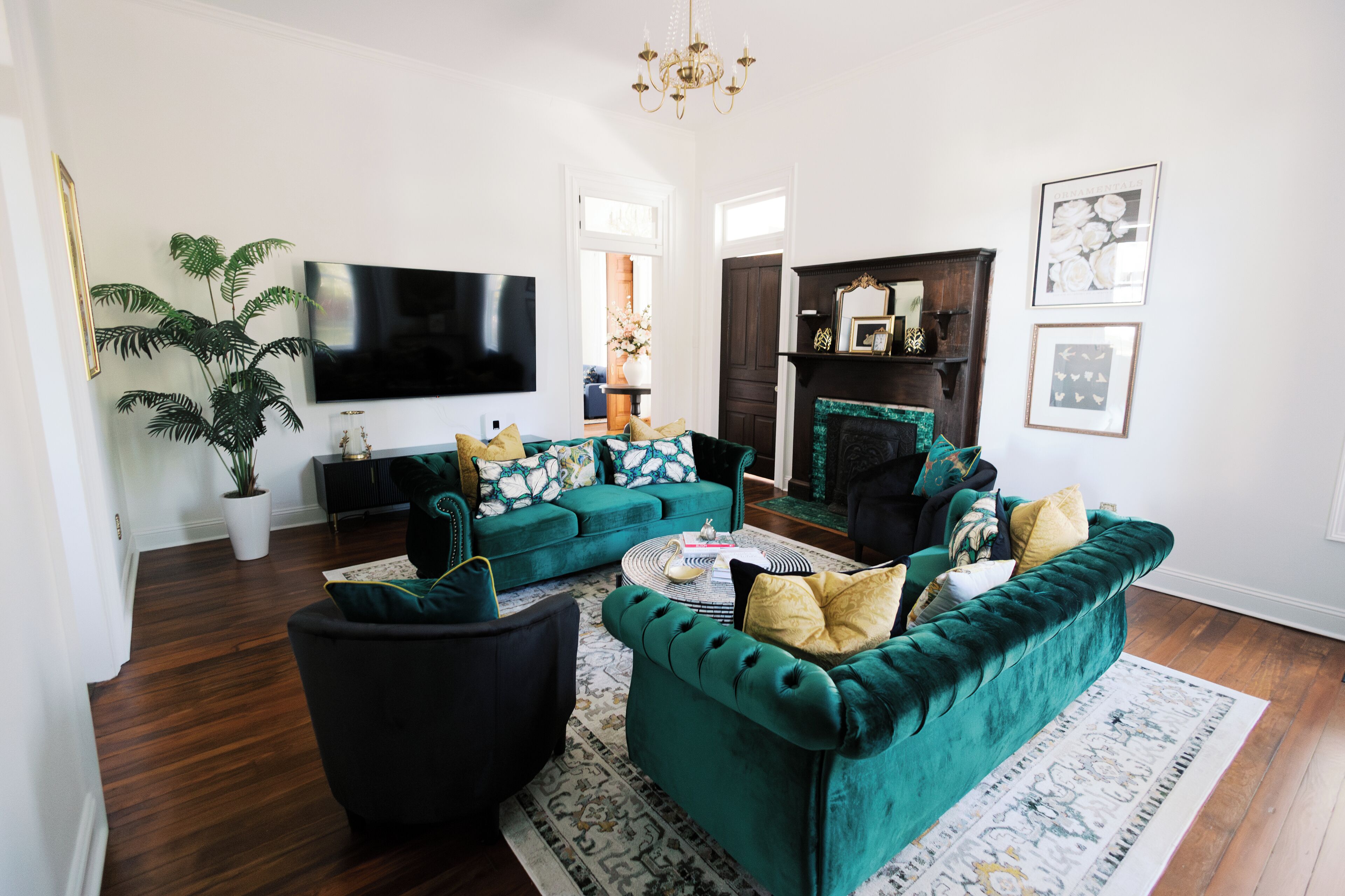 Smart TV, chimenea y libros 