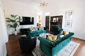 Smart TV, fireplace, books - Luxury Chic Victorian • Big Groups • BACH • Pets (Nashville)