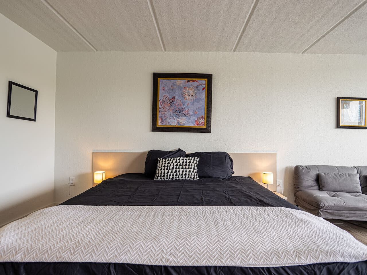 1 bedroom, desk, WiFi, bed sheets