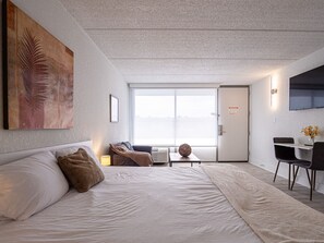 1 bedroom, desk, WiFi