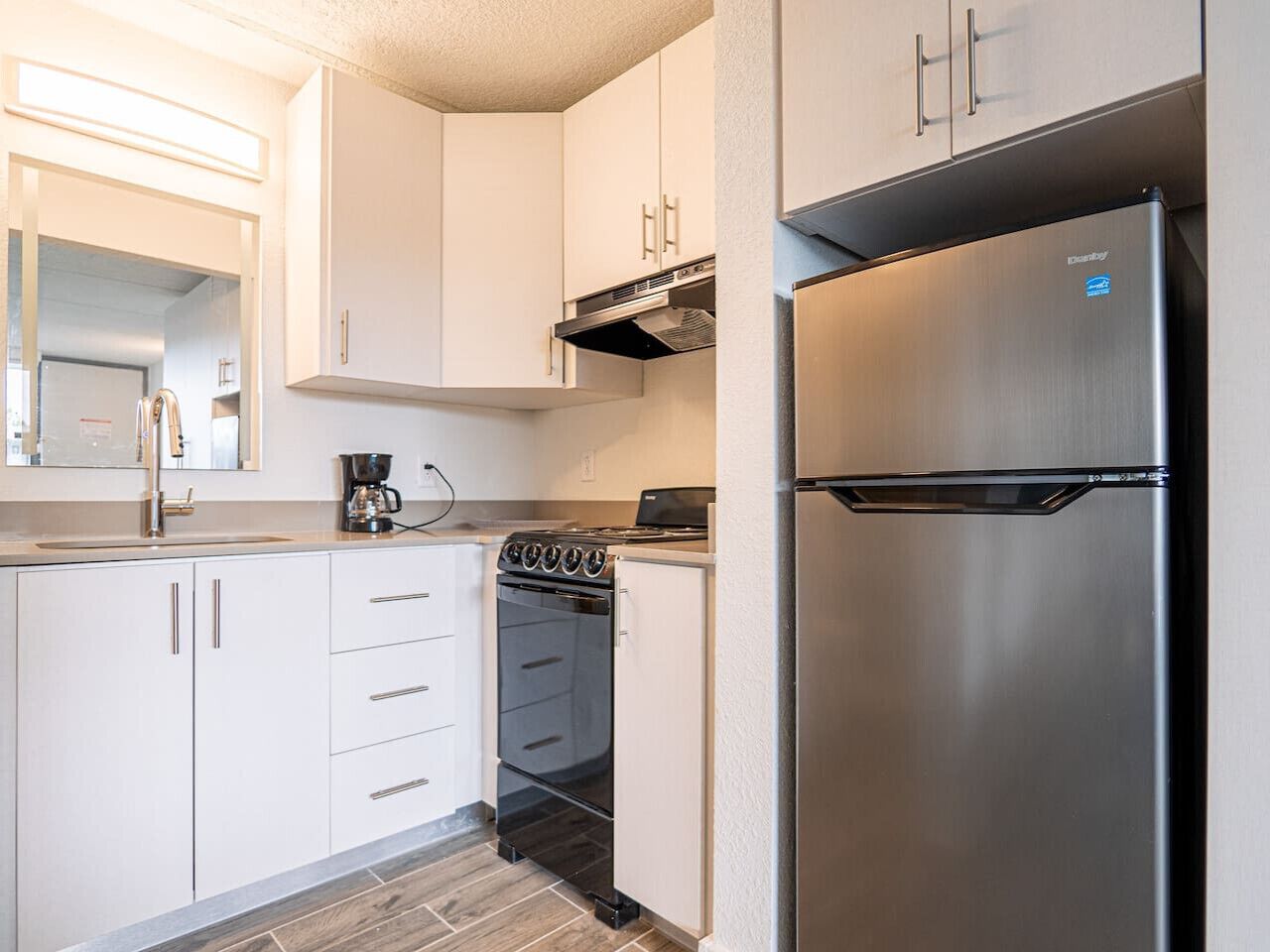 Een microgolfoven, een koffiezetapparaat/waterkoker