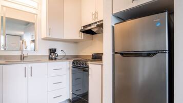 Een microgolfoven, een koffiezetapparaat/waterkoker