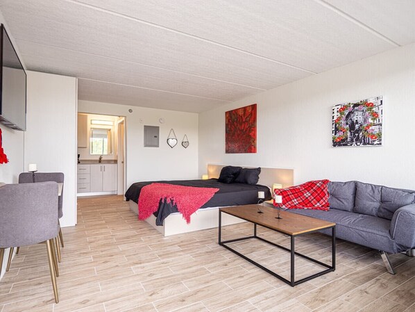 1 bedroom, desk, WiFi, bed sheets