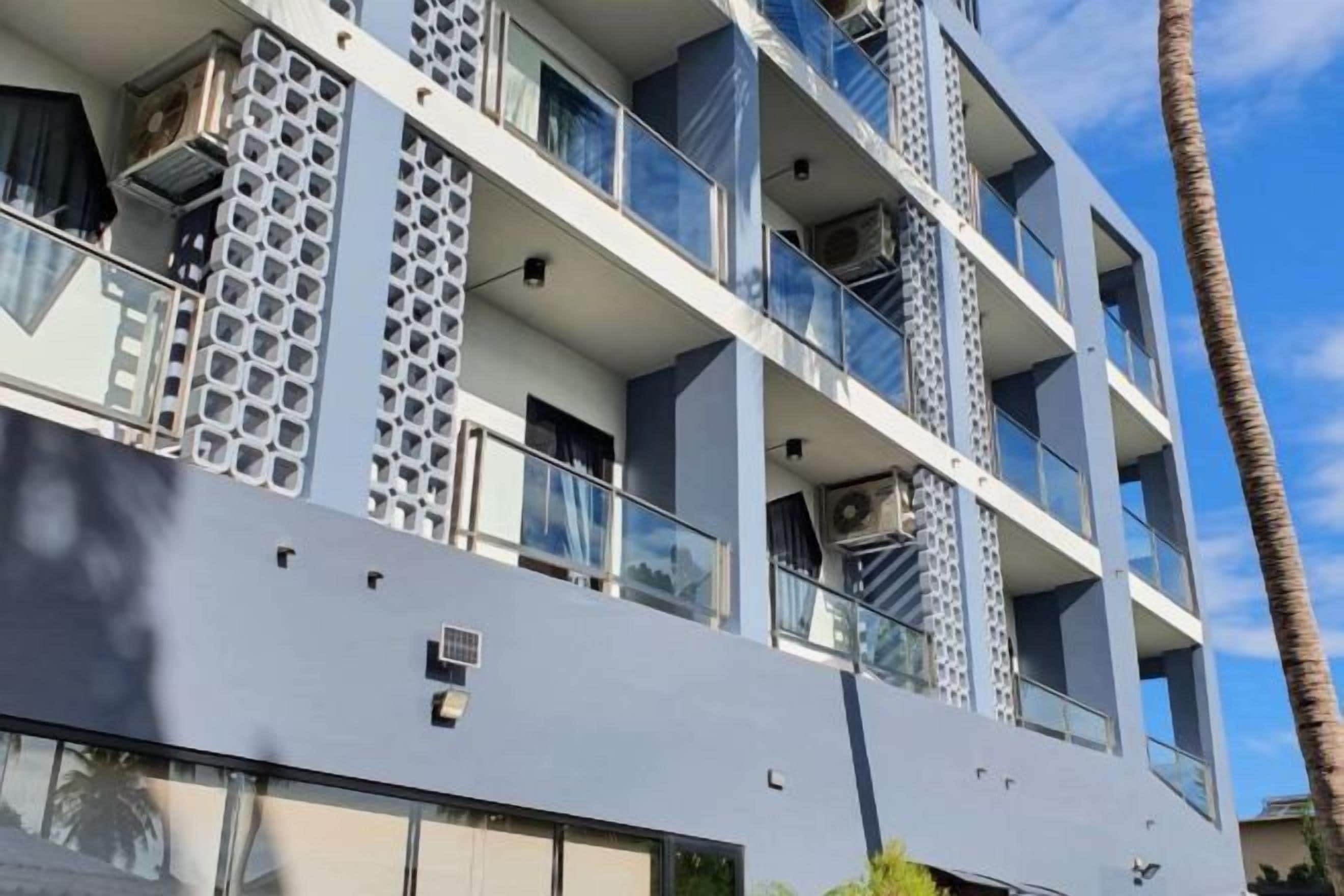 Un immeuble à plusieurs étages doté de balcons, de grandes fenêtres et d’une architecture moderne.