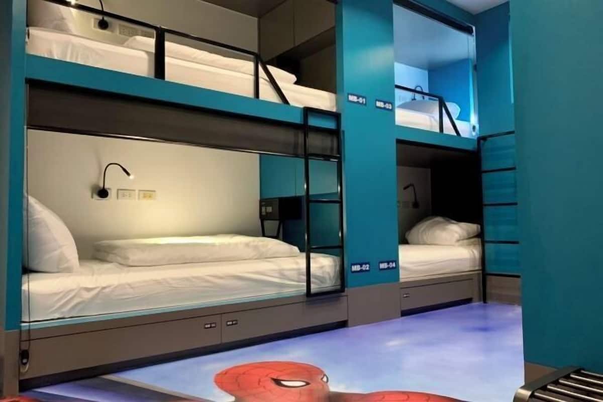 Ein Mehrbettzimmer mit einem Flachbildfernseher, der einen Zeichentrickcharakter zeigt.