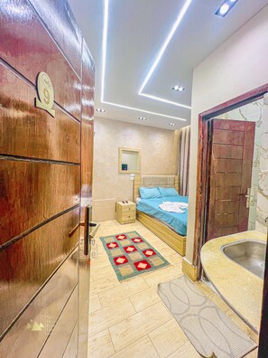 Comfort Room, 1 Queen Bed, Non Smoking, Terrace | Soundproofing, free WiFi, bed sheets - Sidi Hamad Pyramids View (Giza)