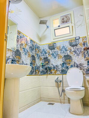 Basic Triple Room, Private Bathroom | Bathroom | Shower, rainfall showerhead, bidet, towels - Sidi Hamad Pyramids View (Giza)