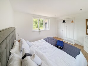 2 عدّة غرف نوم وواي فاي مجانًا وملاءات أسرّة