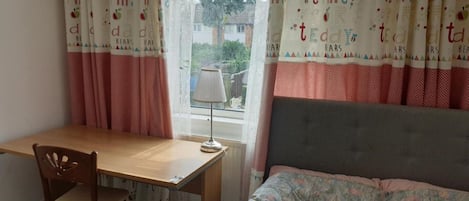 1 soveværelse, pengeskab på værelset, skrivebord, gratis Wi-Fi