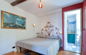 1 chambre, fer et planche à repasser
