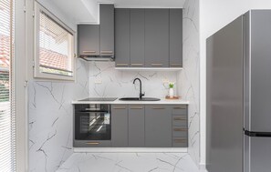 Een koelkast, een oven, een vaatwasser, een koffiezetapparaat/waterkoker