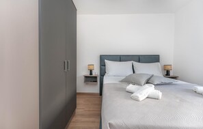 2 slaapkamers, een strijkplank/strijkijzer, reisbedje, gratis wifi