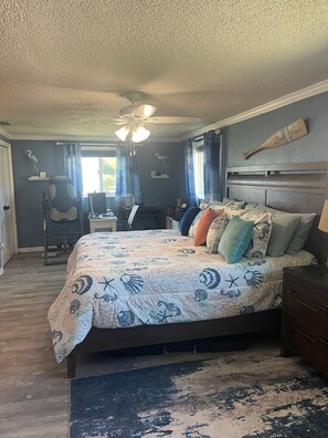 2 عدّة غرف نوم ومكواة/لوح كي وواي فاي وملاءات أسرّة