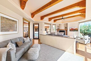 Una Smart TV, una chimenea, videojuegos, un futbolín