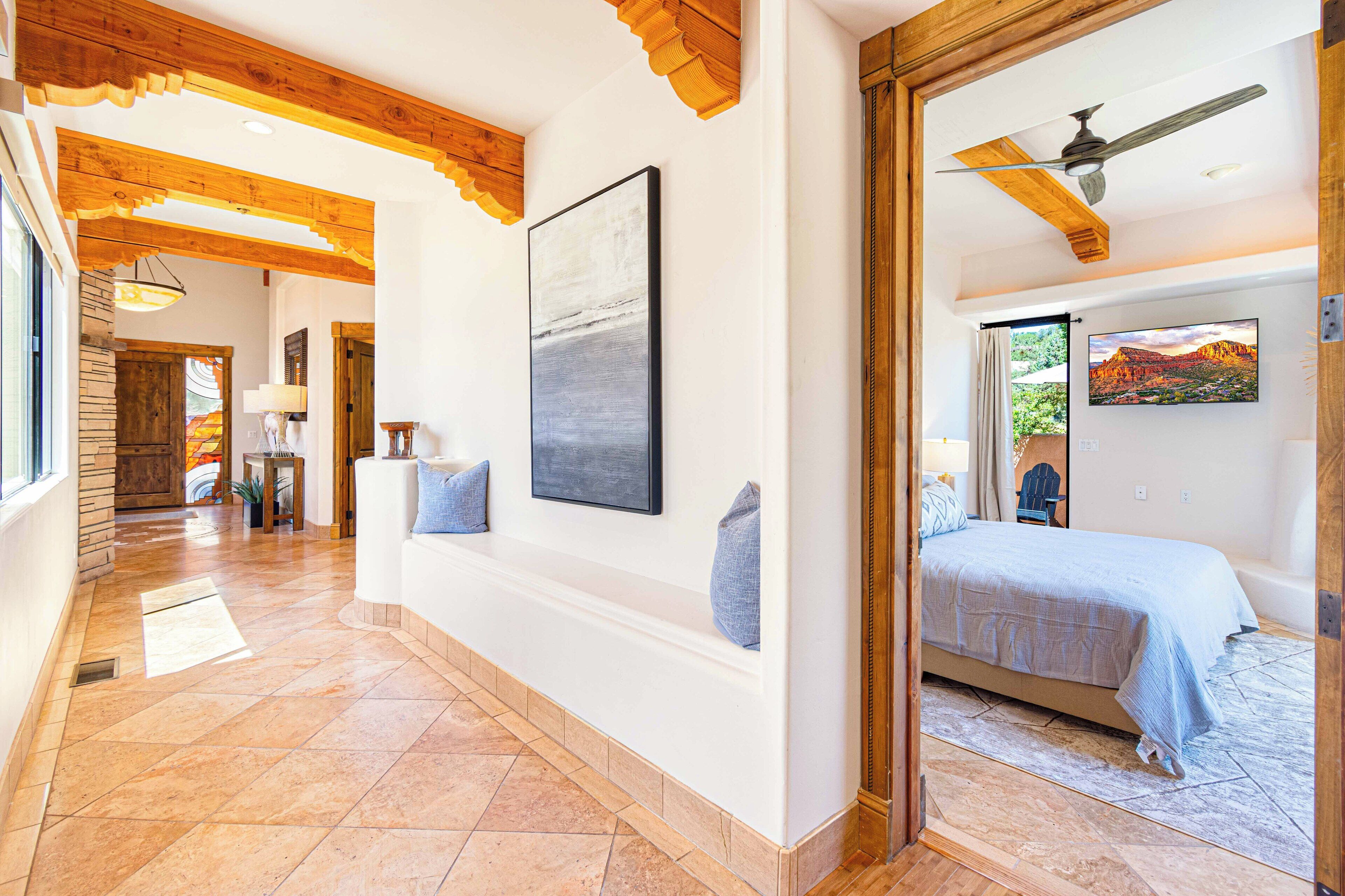 4 habitaciones, escritorio y tabla de planchar con plancha 