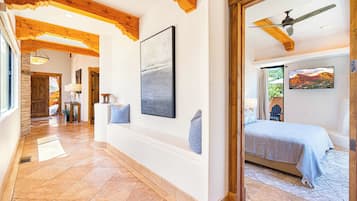 4 habitaciones, escritorio y tabla de planchar con plancha