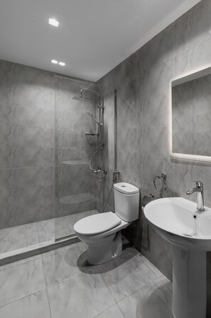 Chambre Deluxe Double ou avec lits jumeaux | Salle de bain | Douche, sèche-cheveux, chaussons, serviettes fournies