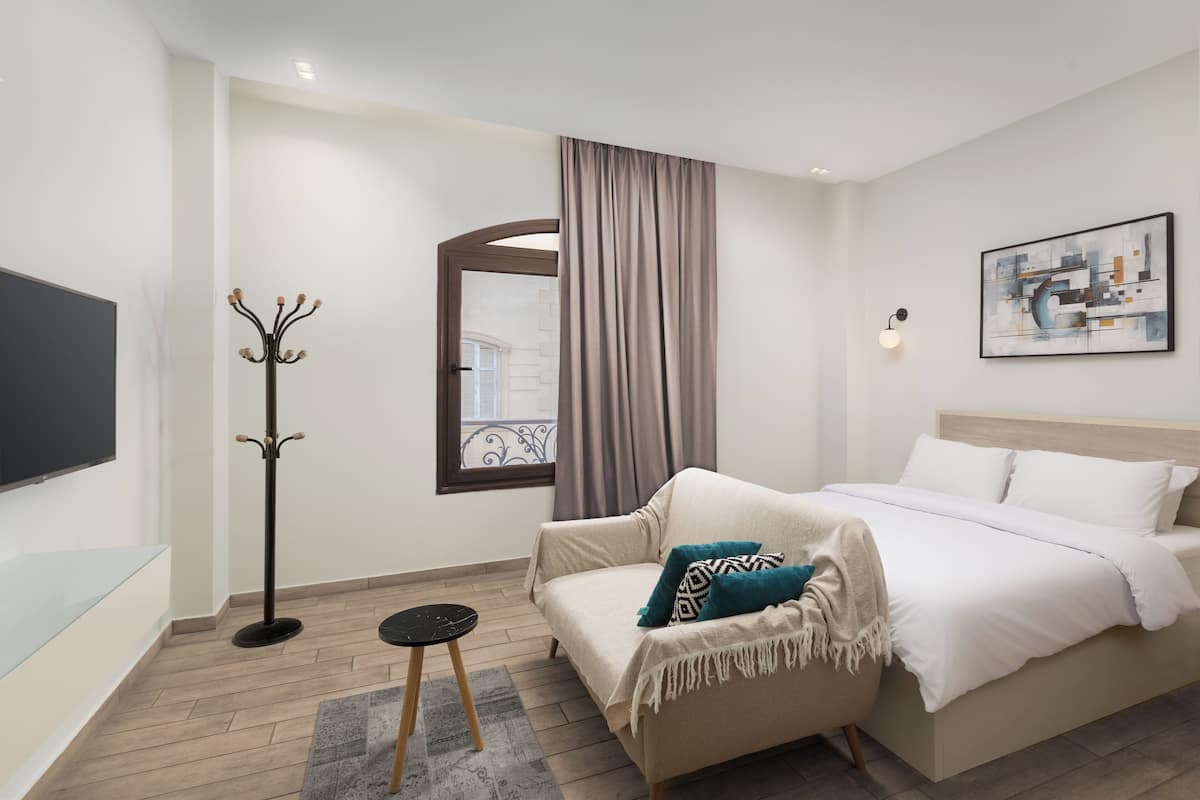 Quarto casal standard | Cortinas blackout, quartos à prova de som, ferros/tábuas de passar roupa