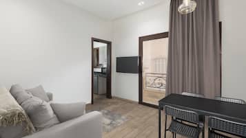 Deluxe Suite | Living room