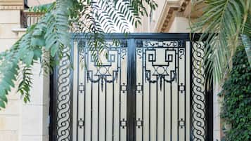 Pintu masuk properti