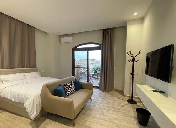 Rideaux occultants, chambres insonorisées, fer et planche à repasser