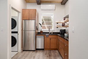 Refrigerador, parrilla de estufa, lavavajillas y cafetera y tetera 