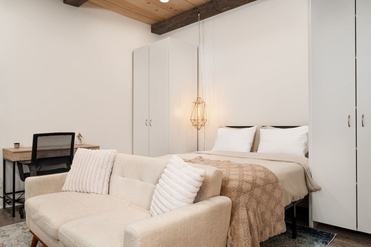 Escritorio, tabla de planchar con plancha y wifi gratis 