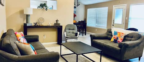 Casa, varias camas, patio, vista a la ciudad (Katy Hideaway) | Área de sala de estar | Televisión de pantalla plana de 42 pulgadas con canales digitales