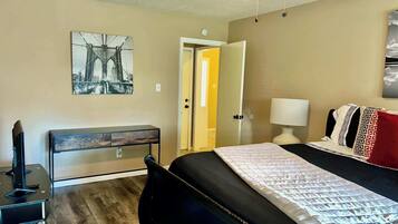 House, Multiple Beds, Patio, City View (Katy Hideaway) | 3 bedrooms, individually decorated, individually furnished, bed sheets