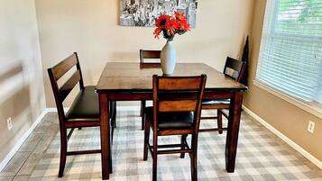 Maison, plusieurs lits, patio, vue jardin (Katy Hideaway) | Restauration