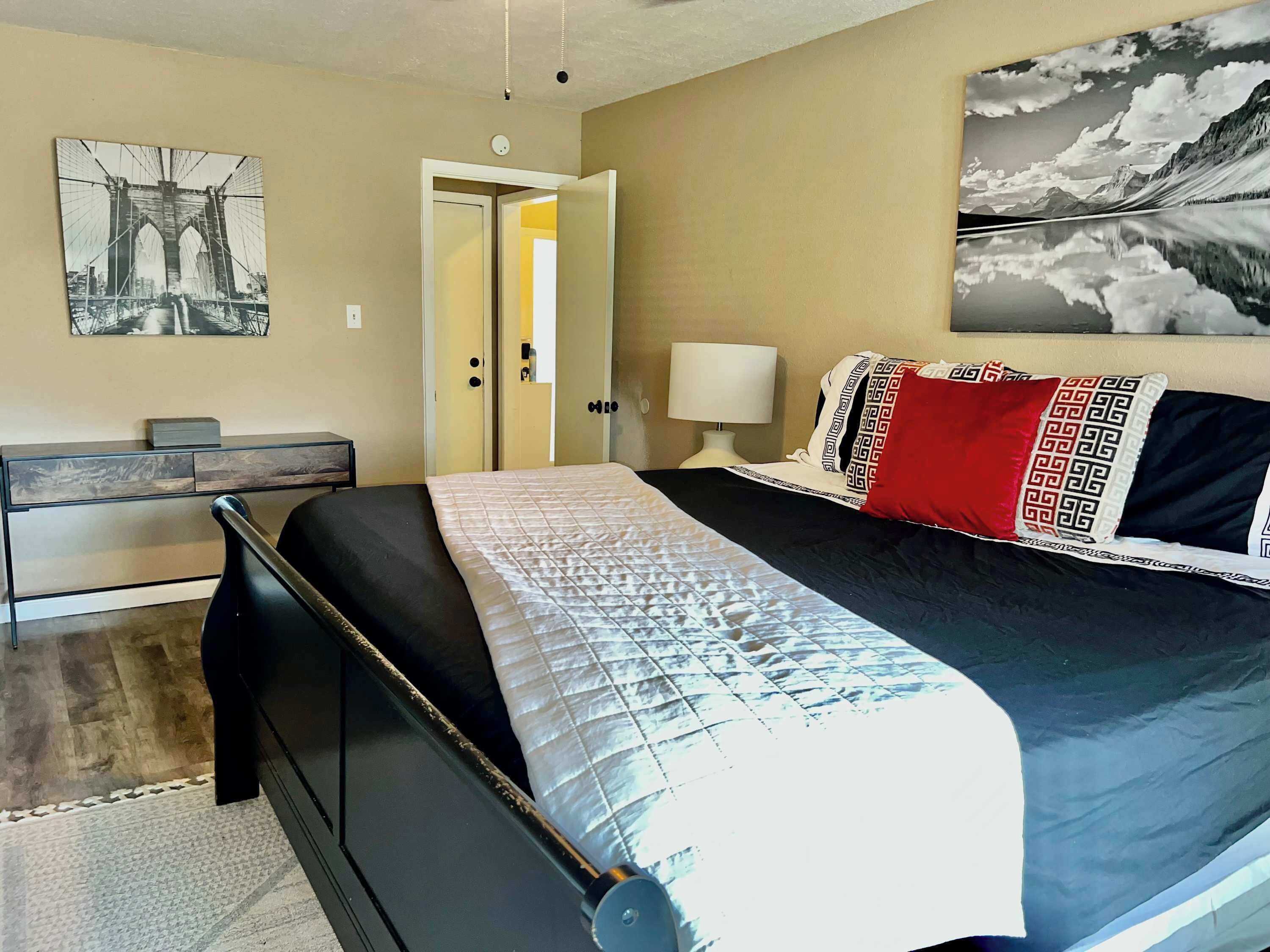 Casa, varias camas, patio, vista al jardín (Katy Hideaway) | 3 habitaciones, decoración personalizada y muebles diferentes 