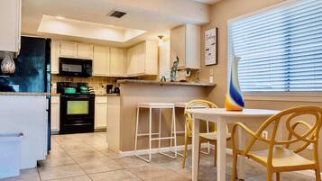 House, Multiple Beds, Patio, Garden View (Katy Hideaway) | Private kitchen | Fridge, microwave, oven, stovetop