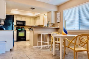 Casa, várias camas, varanda, vista para o jardim (Katy Hideaway) | Cozinha privada | Geladeira, micro-ondas, fogão, cooktop