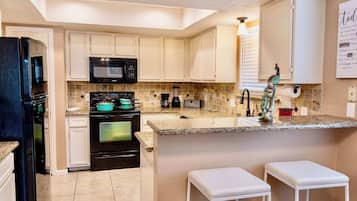 House, Multiple Beds, Patio, Garden View (Katy Hideaway) | Private kitchen | Fridge, microwave, oven, stovetop