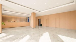 A spacious lobby with a reception desk, a large pillar, and a door. - GreenTree Inn (Ganyu Ancient City Yinxing Avenue) (Ju County)