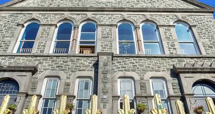 5 bedroom accommodation in Criccieth
