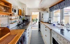 Jääkaappi, uuni, liesi, astianpesukone