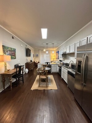 Fridge, microwave, oven, stovetop - Walk to Campus, Cotton District, and Downtown!!!  (Starkville)